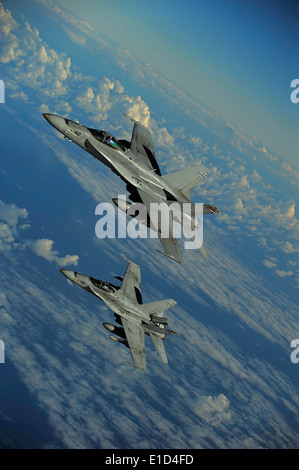 Zwei US-Marinekorps F/A-18 Hornet Flugzeuge von Marine Fighter Attack Squadron (VMFA) 323 aus der Marine Corps Air Station Mir Stockfoto