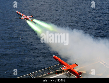 BQM-74E Chukar Ziel Drohne ausgestattet mit Jet-assisted Start Packs startet aus dem Flugdeck USNS Amelia Earhart (T- Stockfoto