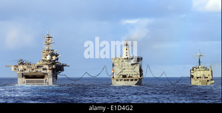 Die amphibischen Angriff Schiff USS Bonhomme Richard (LHD-6), links, und die Royal Australian Navy amphibische Schiff HMAS Kanimbla (L Stockfoto