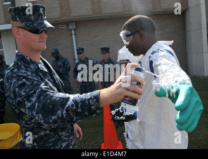 US Navy Waffenwart 2. Klasse Jason Qualls, der Kommandant Navy Region Südwest (CNRSW) Hafen Sicherheit Einheit zugeordnet Stockfoto