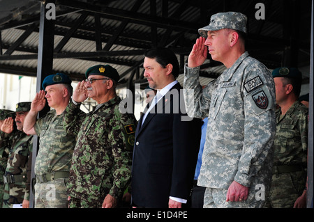 Von rechts, Kommandeur der International Security Assistance Force US Armee General David H. Petraeus, türkischer Botschafter in Af Stockfoto