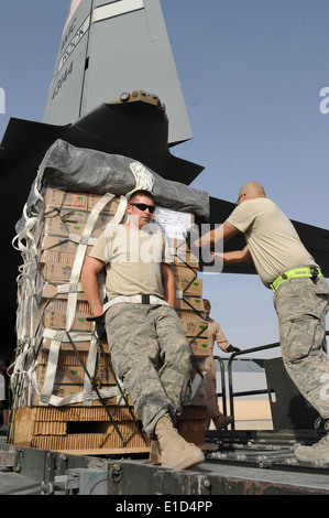 U.S. Air Force Personal Sgts. Ryan Grubaugh und Josue Balbas ziehen ein Bündel von low-cost aerial Delivery System (LCADS) in der Ladung Stockfoto
