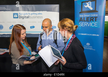 Brisbane Australien, Adelaide Street, Brisbane City Hall, Digital Business, expo, Aussteller, Mann, Männer, Frau, Frauen, Tablet, iPad, reden, Networking, w Stockfoto