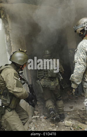 Polnische Spezialoperationen Soldaten mit dem 1. Regiment der Special Forces betreten ein Gebäudes nach Verletzung eine Tür während einer US-Ar Stockfoto