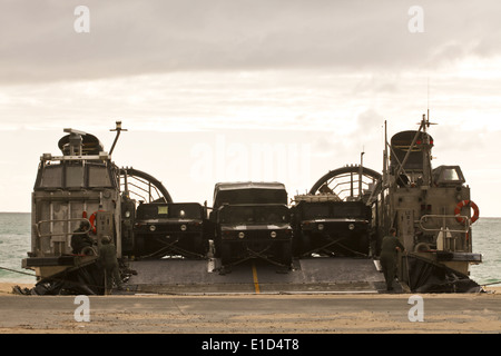 Ein Landungsboot kommt Luftpolster Assault Craft Einheit 5 zugeordnet im Marine Corps Training Bereich Balg, Hawaii, 26. Juli, 2 Stockfoto