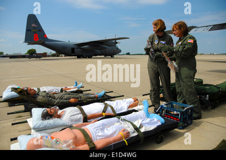 US Air Force major Martha Alspaugh, links, und Oberstleutnant Jane Elkovich, beide Flug-Krankenschwestern, 156. Aeromedical Evacuat zugewiesen Stockfoto