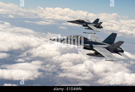 Ein 2-Schiff der f-18 Hornets, die Marine Attack Squadron 225, Marine Corps Air Station Miramar, Kalifornien, überfliegen die Nev zugewiesen Stockfoto