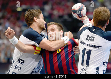 Köln, Deutschland. 31. Mai 2014. Flensburg Thomas Mogensen (L) und Lasse Svan wetteifert um den Ball mit Barcelonas Victor Tomas Gonzalez (C) während der Champions League EHF Final t Halbfinalspiel zwischen FC Barcelona und SG Flensburg in der Lanxess Arena in Köln, 31. Mai 2014. Foto: MARIUS BECKER/Dpa/Alamy Live News Stockfoto