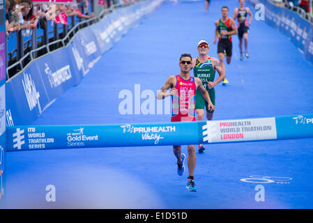 Hyde Park, London UK. 31. Mai 2014. Triathlet Mario Mola (ESP) kommt in die Zeile an erster Stelle beim PruHealth World Triathlon ITU Elite Herren-Rennen. Bildnachweis: Malcolm Park Leitartikel/Alamy Live-Nachrichten Stockfoto