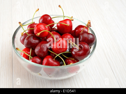 Schale mit roten Süßkirschen auf weißen Tisch Stockfoto