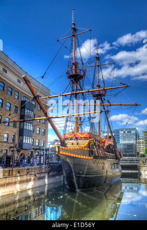 HDR-Bild des Replikats von Golden Hind angedockt in St Mary Overie Dock, London, England, UK Stockfoto