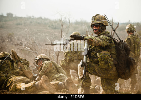 Royal Canadian Army Warrant Officer Robby Fraser mit Prinzessin Patricias Canadian Light Infantry, leitet Maschinengewehrfeuer auf Stockfoto