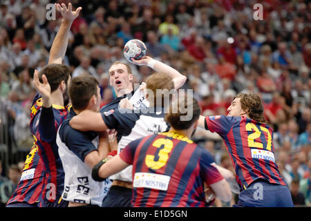 Köln, Deutschland. 31. Mai 2014. Felnsburg Holger Glandorf (3-L) wirft den Ball in der Champions League EHF Final t Halbfinalspiel zwischen FC Barcelona und SG Flensburg in der Lanxess Arena in Köln, 31. Mai 2014. Foto: MARIUS BECKER/Dpa/Alamy Live News Stockfoto