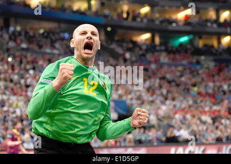 Köln, Deutschland. 31. Mai 2014. Barcelonas Torwart Saric Danijel reagiert nach einer speichern während der Champions League EHF Final t Halbfinalspiel zwischen FC Barcelona und SG Flensburg in der Lanxess Arena in Köln, 31. Mai 2014. Foto: MARIUS BECKER/Dpa/Alamy Live News Stockfoto