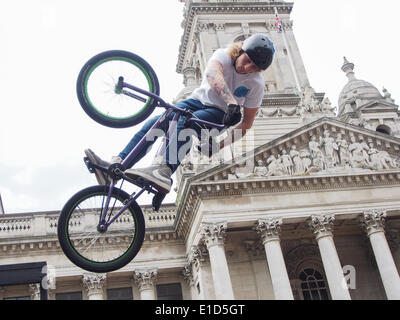 Ein BMX-Fahrer führt eine Antenne Stunt vor Portsmouth Guildhall 2014, während die Portsmouth Street Spiele von der Portsmouth kulturelle Trust finanziert. Stockfoto