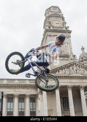 Ein BMX-Fahrer führt eine Antenne Stunt vor Portsmouth Guildhall, während die Portsmouth Street Spiele 2014 finanziert die Portsmouth kulturelle Vertrauen. Stockfoto