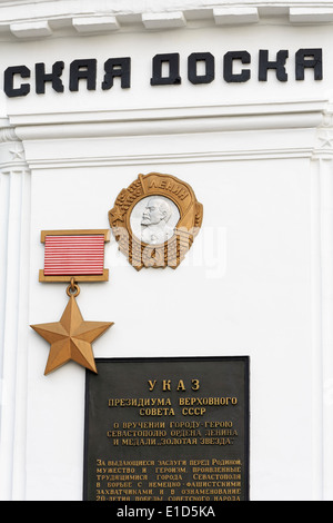 City-Ehre-Board mit Lenin-Orden & Gold Sterne-Medaille, Nachimow Square, Sewastopol, Krim, Russland Stockfoto