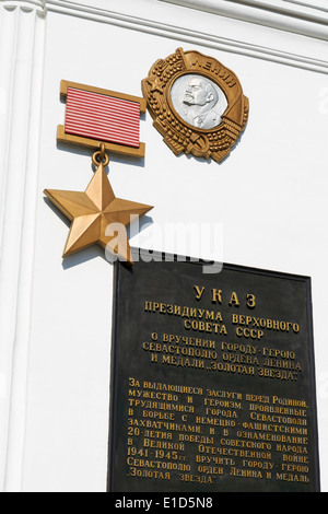 City-Ehre-Board mit Lenin-Orden & Gold Sterne-Medaille, Nachimow Square, Sewastopol, Krim, Russland Stockfoto