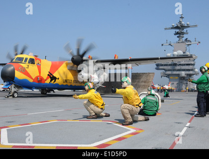 US Navy schützen starten Sie eine C-2A Greyhound Flugzeug Fleet Logistics Support Squadron 40 aus an Bord der Flugzeuge ca zugeordnet Stockfoto