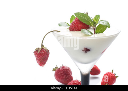 Milch mit Erdbeer-Gelee in Gläsern Stockfoto