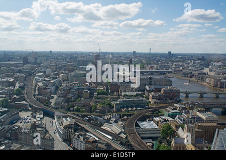Stadt von London in Richtung Westminster und der Themse aus der 35. Etage des The Shard. Stockfoto