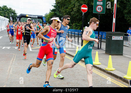 London, UK. 31. Mai 2014. Konkurrenten, einschließlich Sieger Mario MOLA (ESP, 3), runden eine Wende bei der ITU World Triathlon Elite Mens stattfindet im Hyde Park. Bildnachweis: Aktion Plus Sport/Alamy Live-Nachrichten Stockfoto