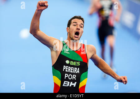 London, UK. 31. Mai 2014. Joao PEREIRA (POR) feiert dritten statt auf die Ziellinie, während der ITU World Triathlon Elite Mens stattfindet im Hyde Park. Bildnachweis: Aktion Plus Sport/Alamy Live-Nachrichten Stockfoto