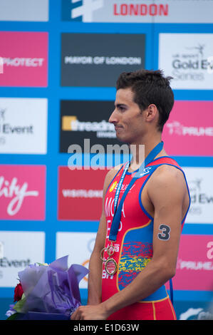 Hyde Park, London UK. 31. Mai 2014. Triathlet Mario Mola (ESP) 1. Platz bei der Preisverleihung des Rennens PruHealth World Triathlon ITU Elite Herren. Bildnachweis: Malcolm Park Leitartikel/Alamy Live-Nachrichten Stockfoto