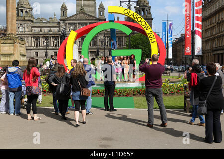 George Square, Glasgow, Schottland, Großbritannien, Samstag, 31. Mai 2014. Glasweger und Besucher, die Fotos von den Glasgow 2014 Commonwealth Games machen Logo The Big G im Stadtzentrum Stockfoto