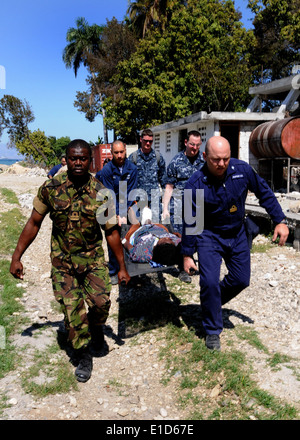 Von links: Sierra Leone navy Lt. Amara Kallon, US Navy einem? s Mate Airman William Demps Logistikspezialist 3. Clas Stockfoto