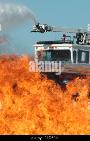 US-Flieger mit dem 119. Bauingenieur-Geschwader, North Dakota Air National Guard sprühen Sie Wasser aus einem Feuer-LKW-Turm während Stockfoto