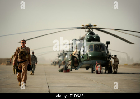 US Air Force Captain Bryan Tuinman, eine Mi-171-Hubschrauber-Pilot mit der 721st Air Expeditionary Advisory Squadron, geht auf eine Stockfoto