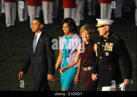 Von links: Präsident Barack Obama, Michelle Obama, Annette Conway und Kommandant der Marine Corps General James T. Conway-Wanderung Stockfoto