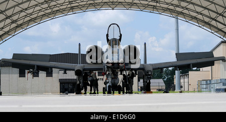 US-Flieger der 23. Equipment Maintenance Squadron, 75. Aircraft Maintenance Unit Download eine A - 10C Thunderbolt I zugewiesen Stockfoto