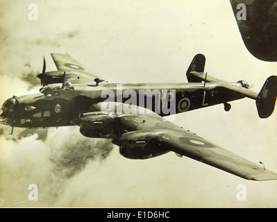 Die Handley Page Halifax war ein britischer viermotoriger schwerer Bomber, der während des Zweiten Weltkriegs eingesetzt wurde. Sie war eines der wichtigsten Flugzeuge der Royal Air Force, die schwere Nutzlast über weite Entfernungen transportieren konnten. Die Halifax spielten während des gesamten Krieges eine entscheidende Rolle bei strategischen Bombenangriffen. Stockfoto