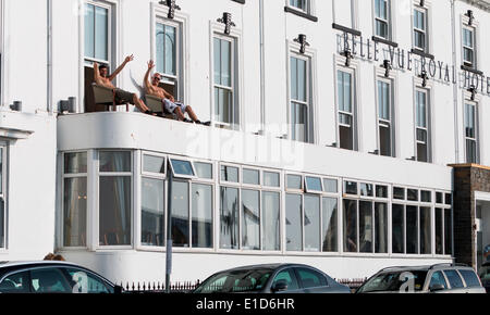 Aberystwyth, Wales, UK. 31. Mai 2014. Urlauber in Aberystwyth machen ein Flachdach für ihr Hotel in indem Sie Stühle aus ihren Zimmern nutzen, um die Sonne zu genießen. 31. Mai 2014, Aberystwyth, UK Credit: Jon Freeman/Alamy Live-Nachrichten Stockfoto