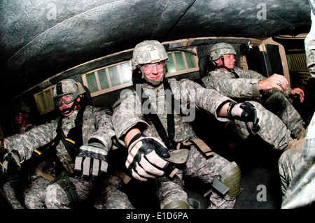 US-Soldaten in Humvee Ausstieg Hilfe Ausbildung (Wärme) in einem Fahrzeug Überschlag Simulator im Camp Buehring, Kuwait zu beteiligen, Stockfoto