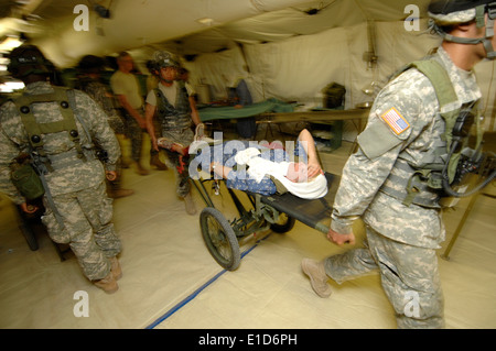 US-Soldaten eilen einen simulierten Unfall medizinische Versorgung während gemeinsame Bereitschaft Übung 09 / 09/an Fort Polk, Louisiana, Aug. Stockfoto