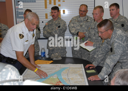 US-Soldaten aus Pennsylvania National Guard und Lt. handgenähte Tersak mit Pittsburgh Police Department, diskutieren Straße c Stockfoto