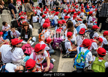 Vatikan-Stadt. 31. Mai 2014. Papst Francis treffen sich die Kinder von Neapel von den "Zug der Kinder" - Rom, Vatikan, 31 kann 2014 Credit: wirklich Easy Star/Alamy Live News Stockfoto