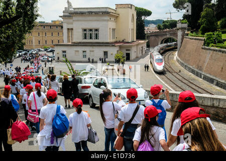 Vatikan-Stadt. 31. Mai 2014. Papst Francis treffen sich die Kinder von Neapel von den "Zug der Kinder" - Rom, Vatikan, 31 kann 2014 Credit: wirklich Easy Star/Alamy Live News Stockfoto