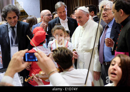 Vatikan-Stadt. 31. Mai 2014. Papst Francis treffen sich die Kinder von Neapel von den "Zug der Kinder" - Rom, Vatikan, Halle Paul VI, 31 Mai 2014 Credit: wirklich Easy Star/Alamy Live News Stockfoto