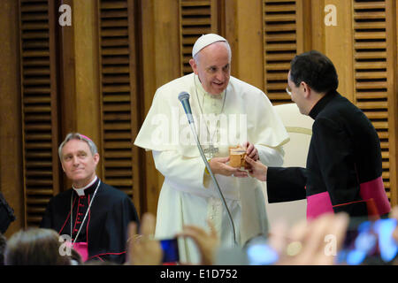 Vatikan-Stadt. 31. Mai 2014. Papst Francis treffen sich die Kinder von Neapel von den "Zug der Kinder" - Rom, Vatikan, Halle Paul VI, 31 Mai 2014 Credit: wirklich Easy Star/Alamy Live News Stockfoto