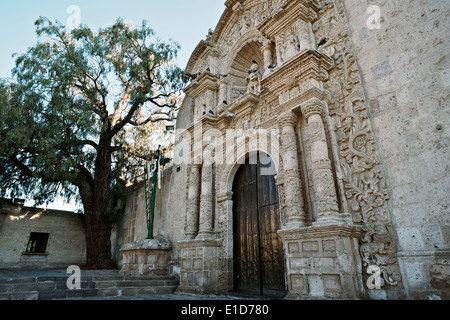 Die Vorderseite einer alten kolonialen Kirche in Arequipa, Peru. Stockfoto