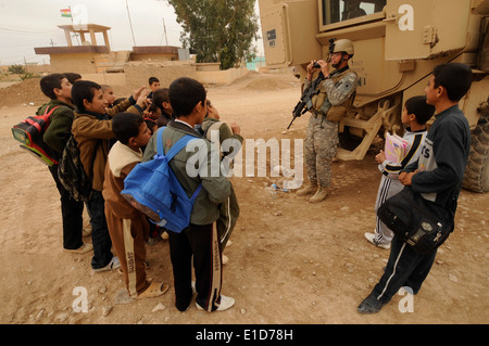 US-Armee Pfc. Nathan Williams Fotografien eine Gruppe von Kindern in der Stadt Sununi, in der Nähe von Sinjar-Berge im nördlichen Ira Stockfoto