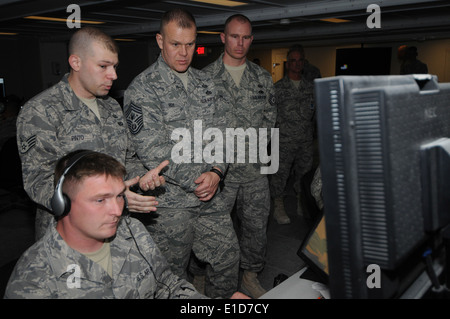 Chief Master Sgt. von der Air Force James A. Roy hört während Sachwissen durch Flieger im Battlespace, Command und Control C Stockfoto