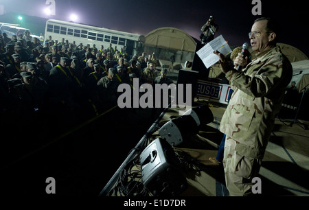 Vorsitzender der Joint Chiefs Of Staff Marine Admiral Mike Mullen gibt einleitenden Bemerkungen zum Kick-off 2009 USO Holiday Tour stop in Stockfoto