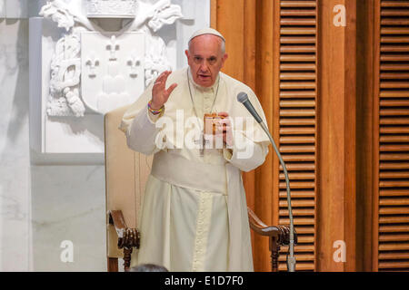 Vatikan-Stadt. 31. Mai 2014. Papst Francis treffen sich die Kinder von Neapel von den "Zug der Kinder" - Rom, Vatikan, Halle Paul VI, 31 Mai 2014 Credit: wirklich Easy Star/Alamy Live News Stockfoto