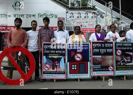 31. Mai 2014 - Dhaka, Bangladesch - Dhaka, Bangladesch-...eine Organisation gemacht Menschenkette vor Presseclub Bewusstsein für schlechte Wirkung des Rauchens anlässlich World No Tobacco machen. Die globale Tabakepidemie tötet fast 6 Millionen Menschen jedes Jahr, von denen mehr als 600.000 Nichtraucher sterben durch das Einatmen von Rauch aus zweiter Hand, sind laut der Weltgesundheitsorganisation (WHO). Wenn wirksamen Schritt wird die .epidemic mehr als 8 Millionen Menschen jedes Jahr bis zum Jahr 2030 töten. Mehr als 80 Prozent .cent dieser vermeidbaren Todesfälle werden unter den Menschen in niedrig- und Mitte-Inco Stockfoto