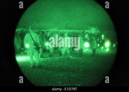 US-Marines und Segler aus 1. Bataillon, 6. Marine Regiment, warten, um in ein CH-53E Super Stallion-Hubschrauber mit Mar laden Stockfoto